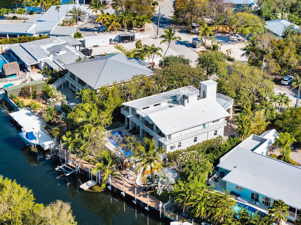 New Listing! Reel Joy Waterfront Luxe With Pool And Private Dock 4 Bedroom Home