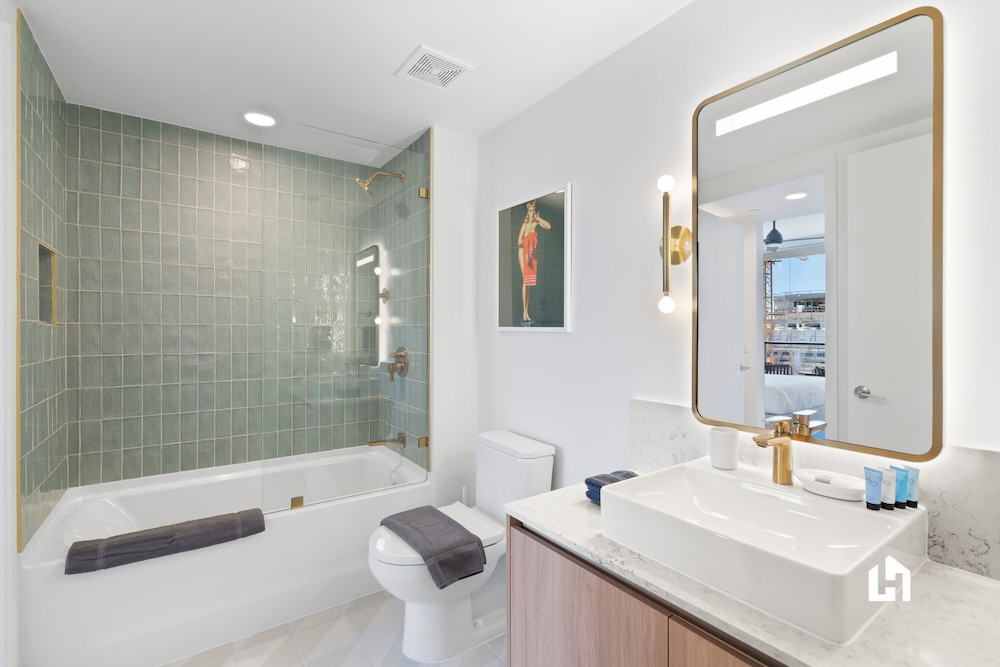Stylish Apartments with Partial Ocean Views in Downtown