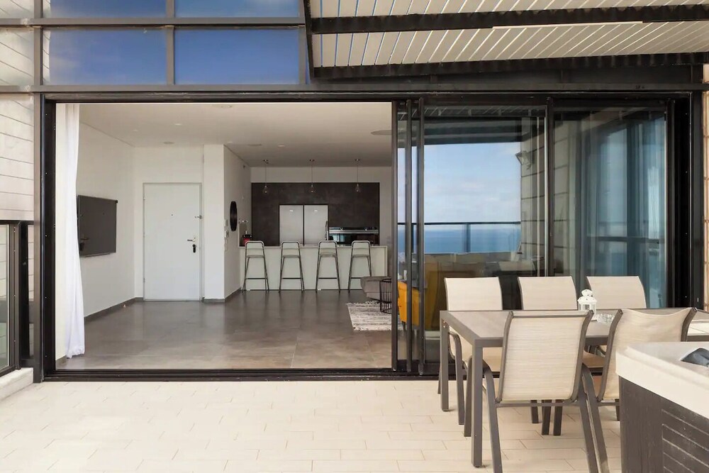 Prestigious penthouse in a luxury tower