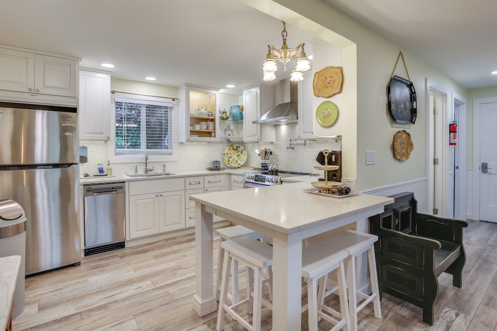 Hot Tub & Fenced Yard: Cozy Cottage Grove Home