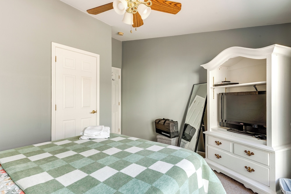 Family Home in Arrowhead Lake w/ Fire Pit!