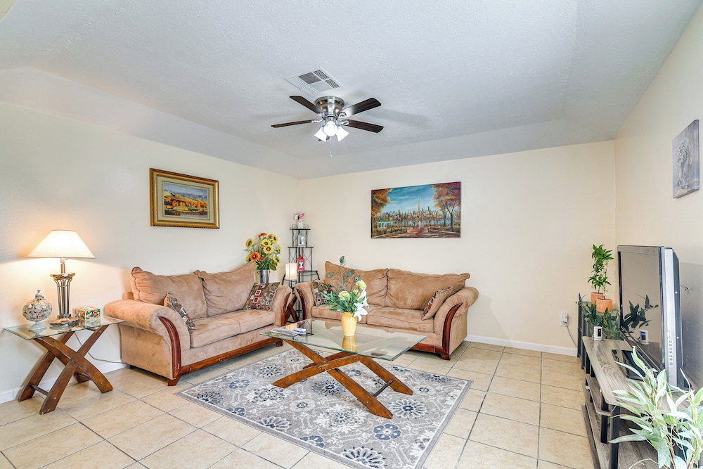 2 Mi to Chinatown: Pet-friendly Houston Home