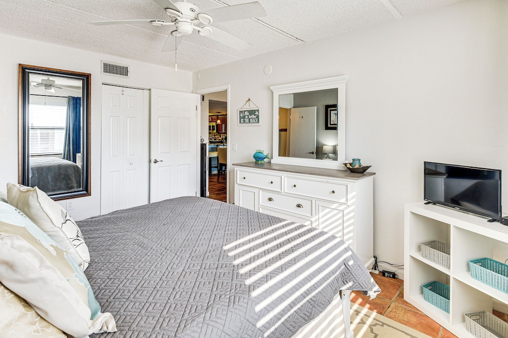 Walk to Ocean: Daytona Beach Shores Condo w/ Pool!