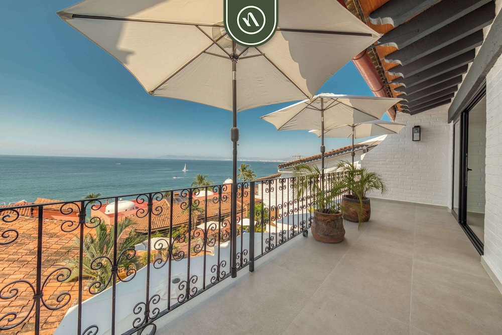 Oceanview 2 BR Unit- Steps Away From Beach - Pool