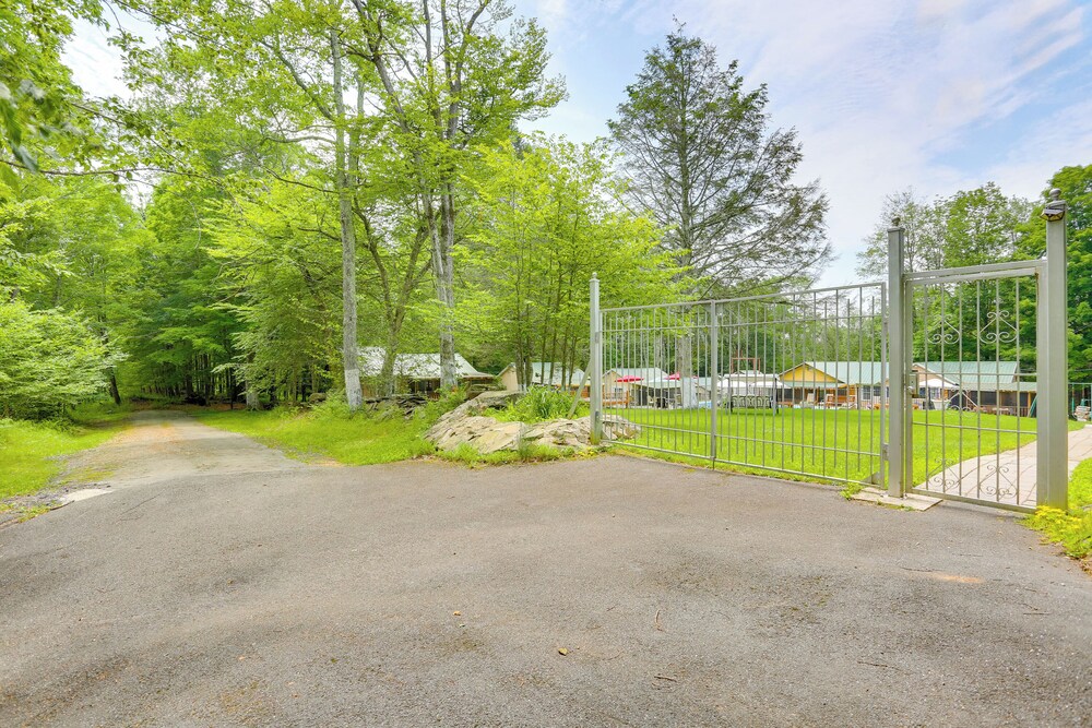5 Mi to Swinging Bridge Reservoir: Cabin w/ Porch!