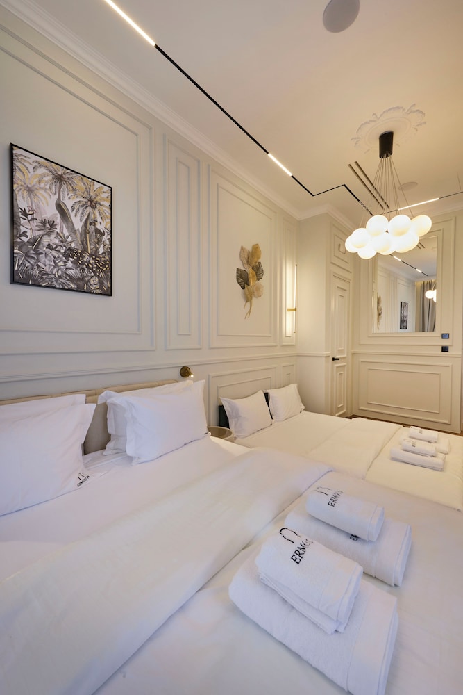 Ermou 99 Intelligent Private Suites