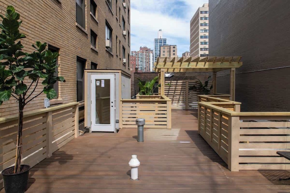 Luxury 4BD Gold Coast Penthouse With Deck Views