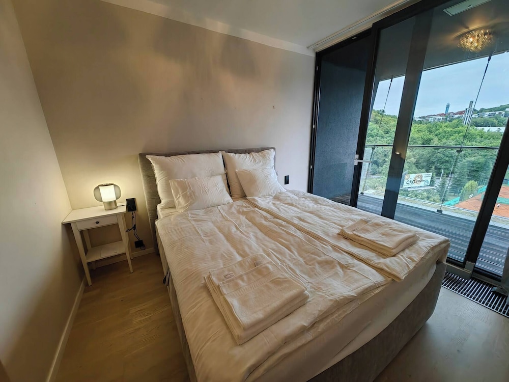 Free Parking Modern Smichov Apt Large Balcony, 10 Minutes Metro to Central