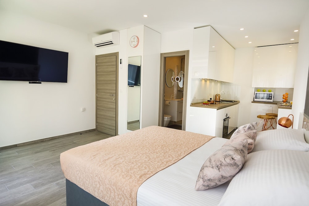 Rose Gold Rooms & Studio With Balcony view 5