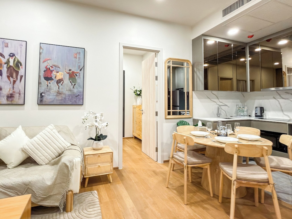 Luxury Downtown Bangkok 2BR 2BA · Sky Pool Gym · 5min Walk to Siam Paragon