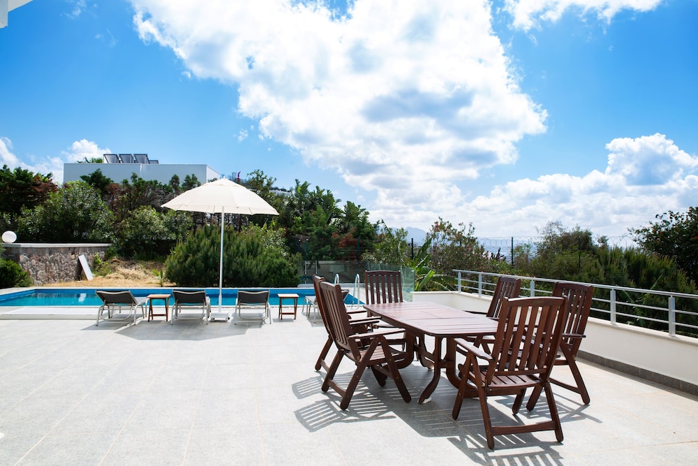 İmportantTravel BD4123 5Bedroomed Villa