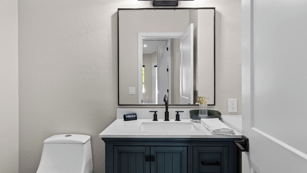 Private Pool, Outdoor Dining & Fireplace Near North Scottsdale Hotspots Desert Luma by Avantstay