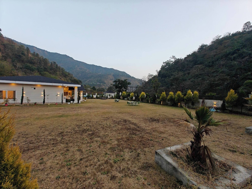 The Paradise - Luxury 3BR Villa Near the Airport in Dehradun