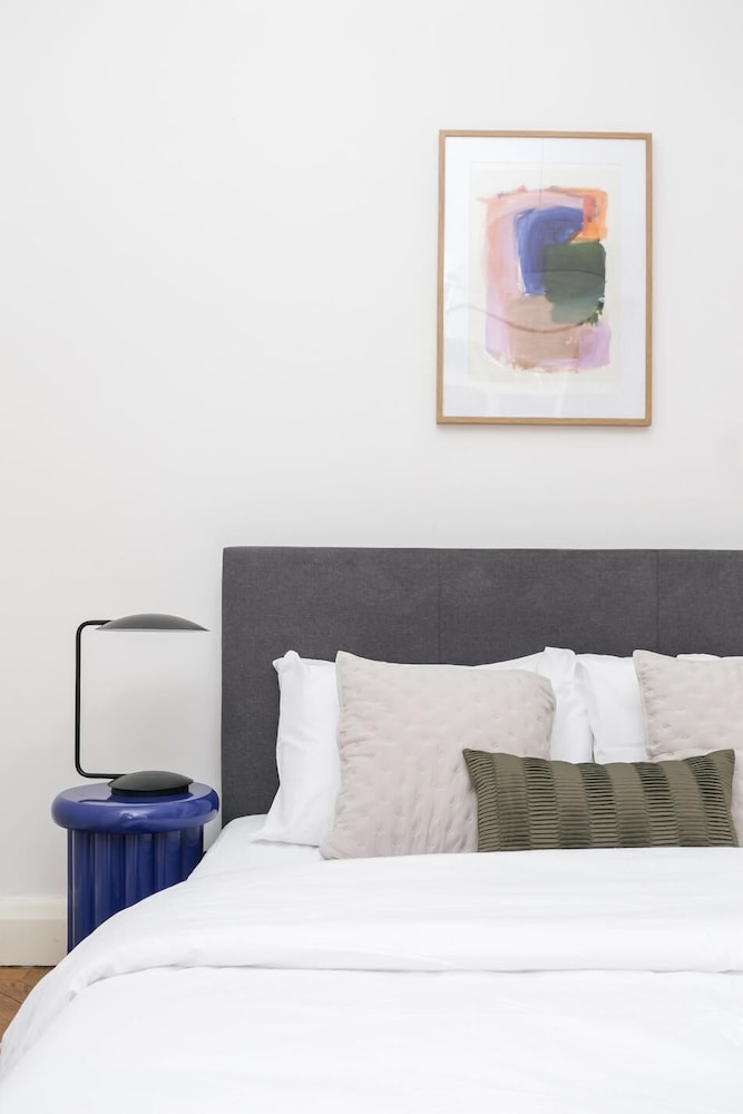 Chic 1 Bedroom Apartment in Bloomsbury view 2