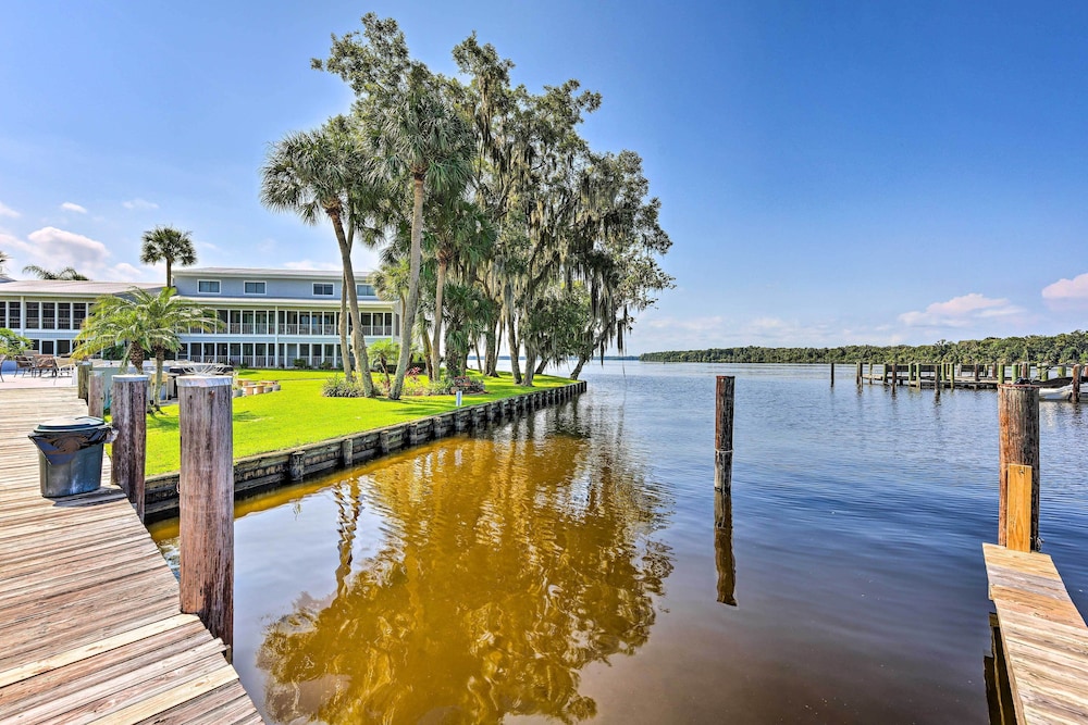 Private Balcony w/ Water Views: Welaka Condo!