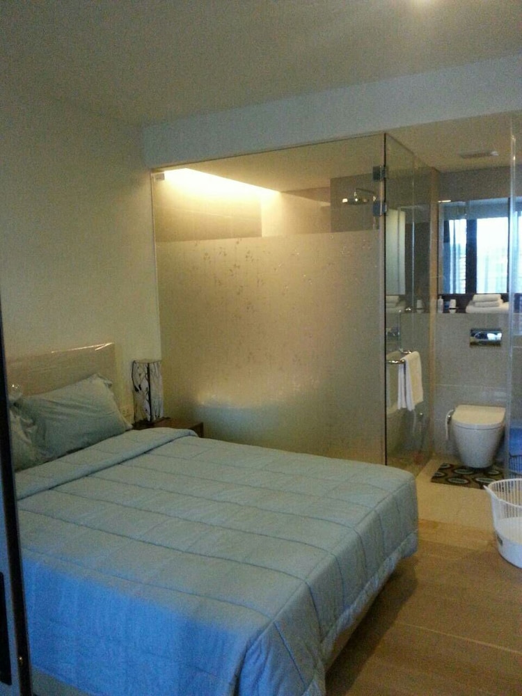 S39- 1 Bedroom Downtown Apt With Balcony and Pool