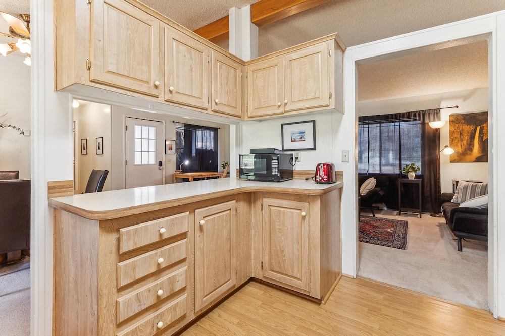 Lincoln Lodge 2 Bedroom Cabin by Yosemite Region Resorts