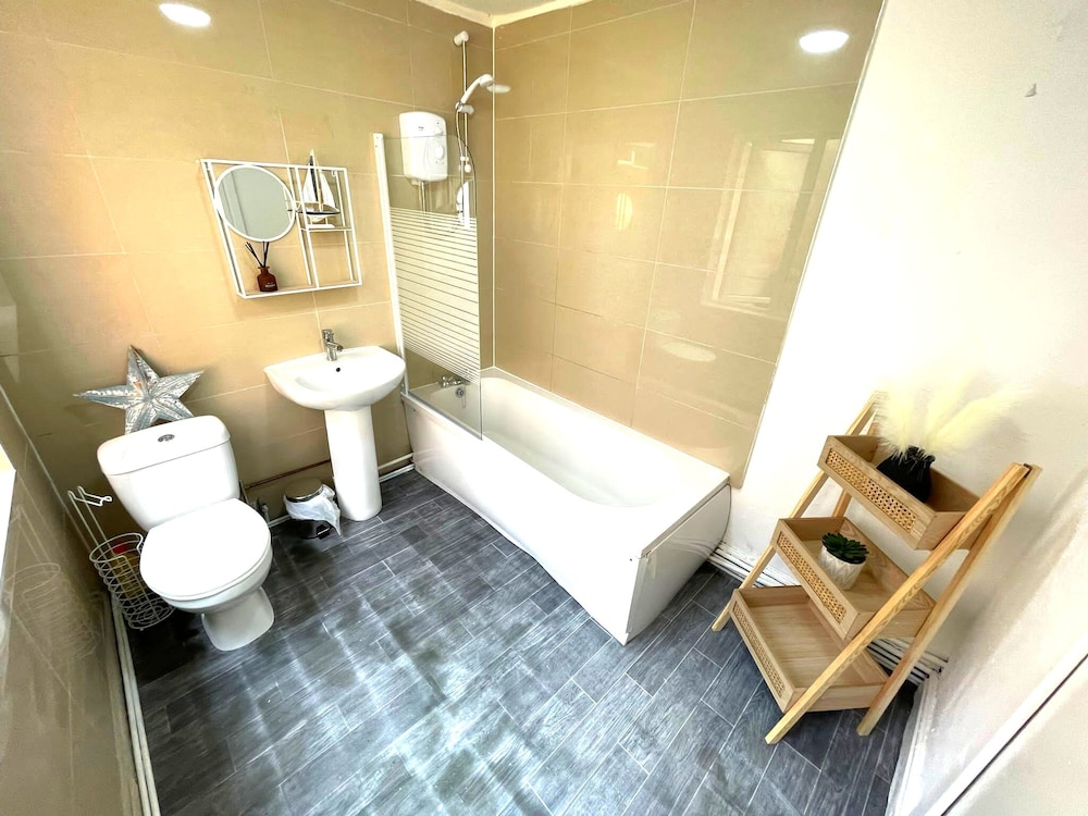 Spacious 2-bed Apartment With Hot tub and Parking view 4