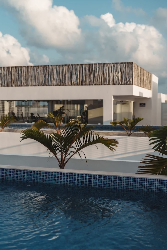 Zama Condo w Rooftop Pool Gym Coworking Cinema