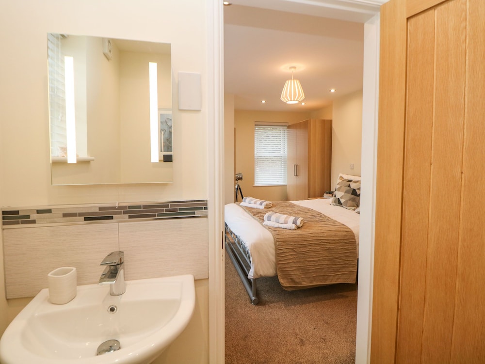 1 Knowleston House