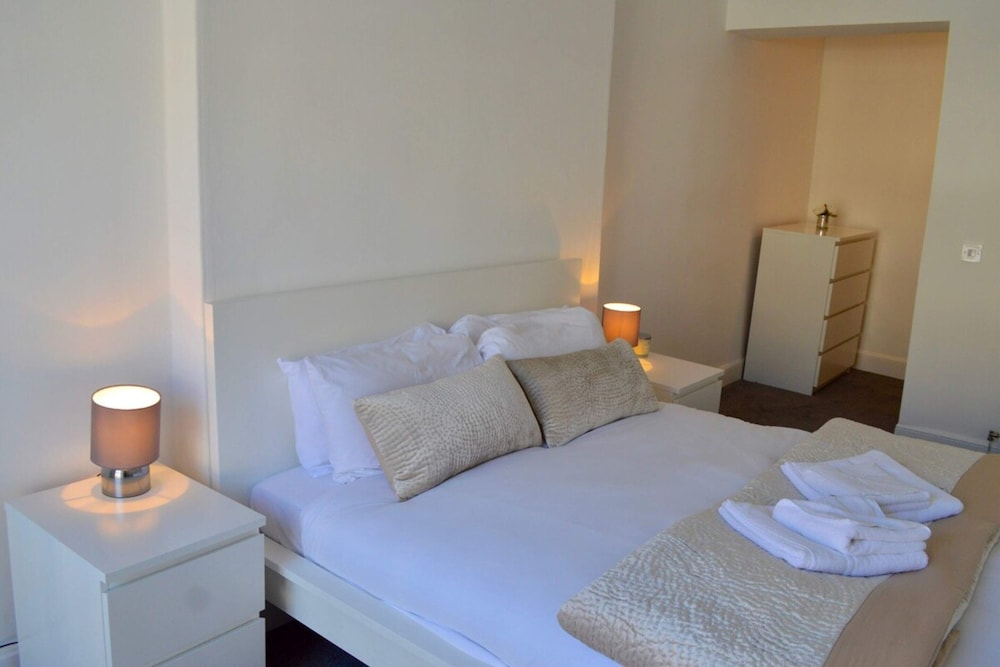 Spacious 3 Bedroom Flat in the City Centre