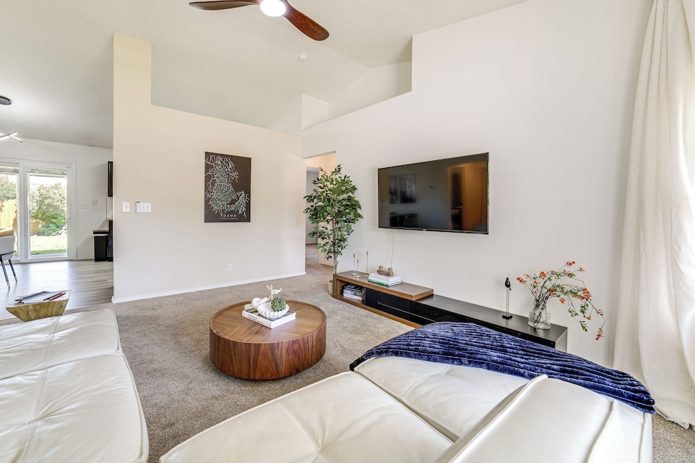 7 Mi to Dtwn: Charming Retreat w/ Yard in Boise