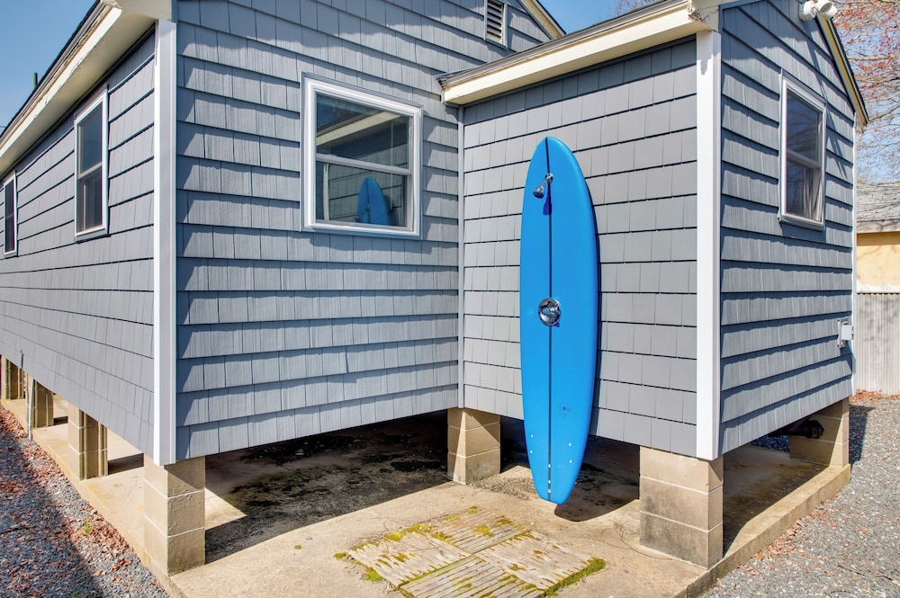 Walk to Long Sands Beach: Cottage w/ Fire Pits!