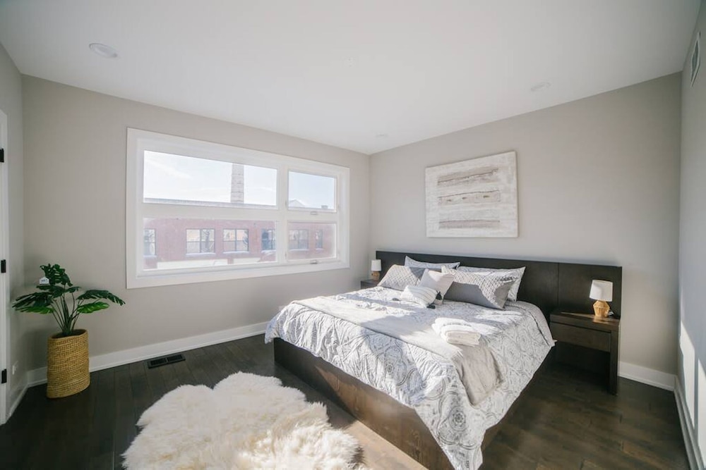 Magnificent NEW Home w 8 Beds Free Parking