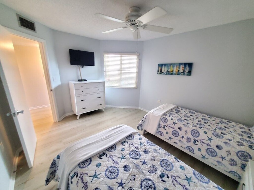 2 Bed, 2 Bath, Upgraded, Ocean & Pool View - Ocean Village Club O25 view 4