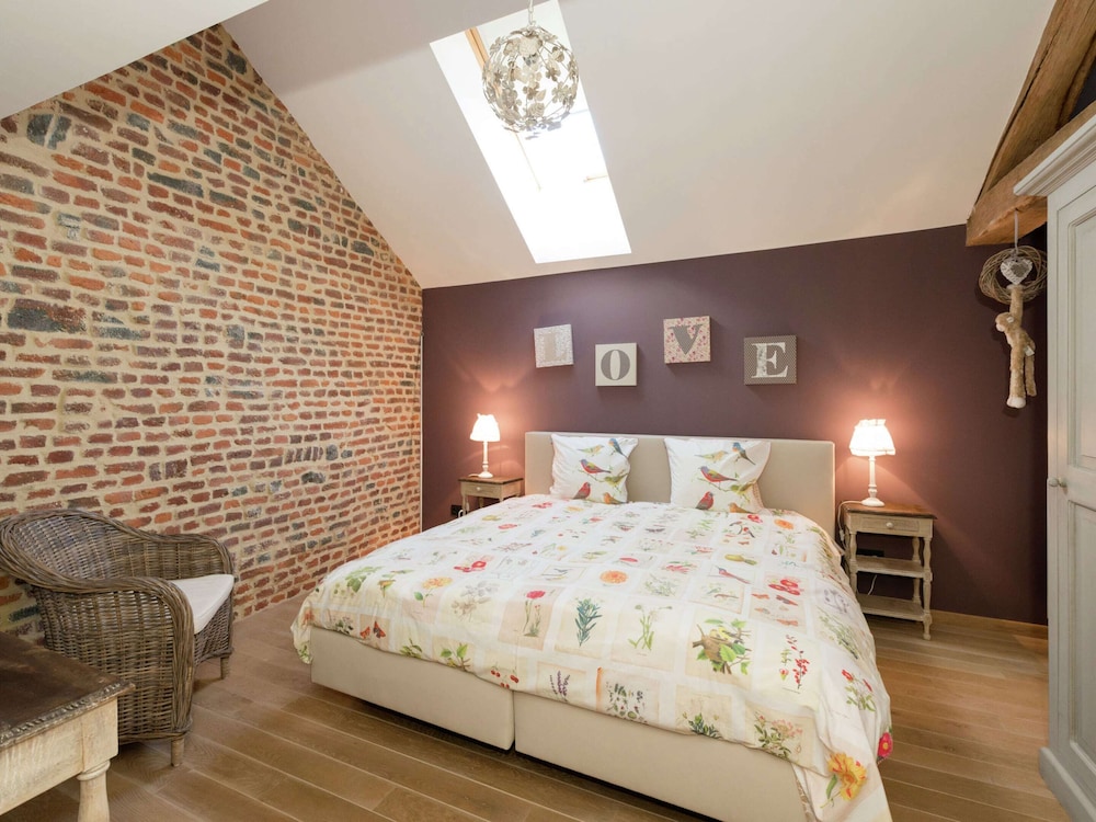 Magnificent Character Cottage with Spa Tub near Marche-en-Famenne view 3