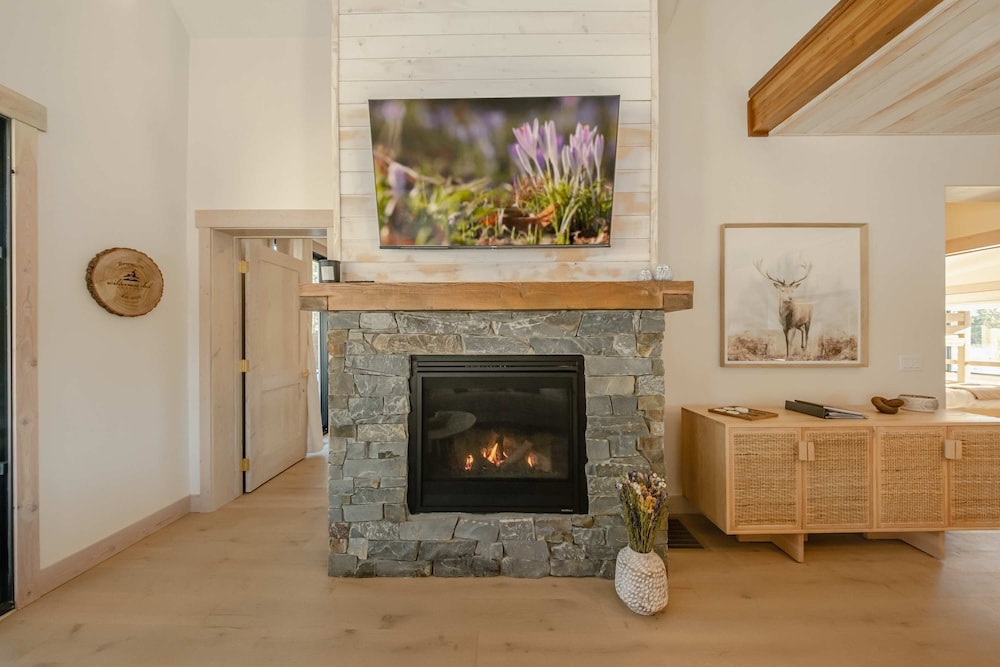 Wilderness Club Nest Modern Cabin Retreat for 9 w/ Hot Tub