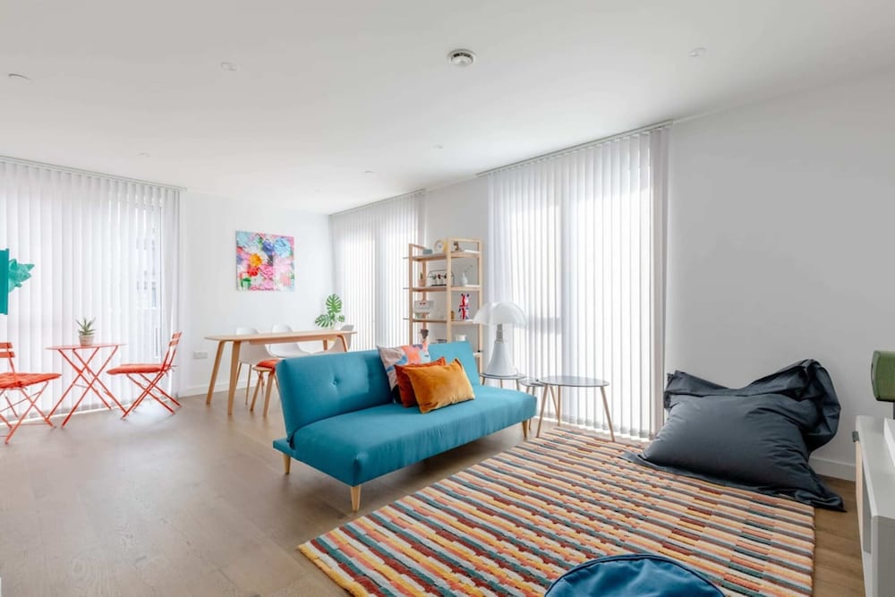 Stylish 2BD Oasis W/balcony South East London!