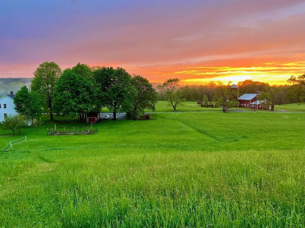 Gorgeous Hudson Valley Farmhouse On 14 Acres 3 Bedroom Home