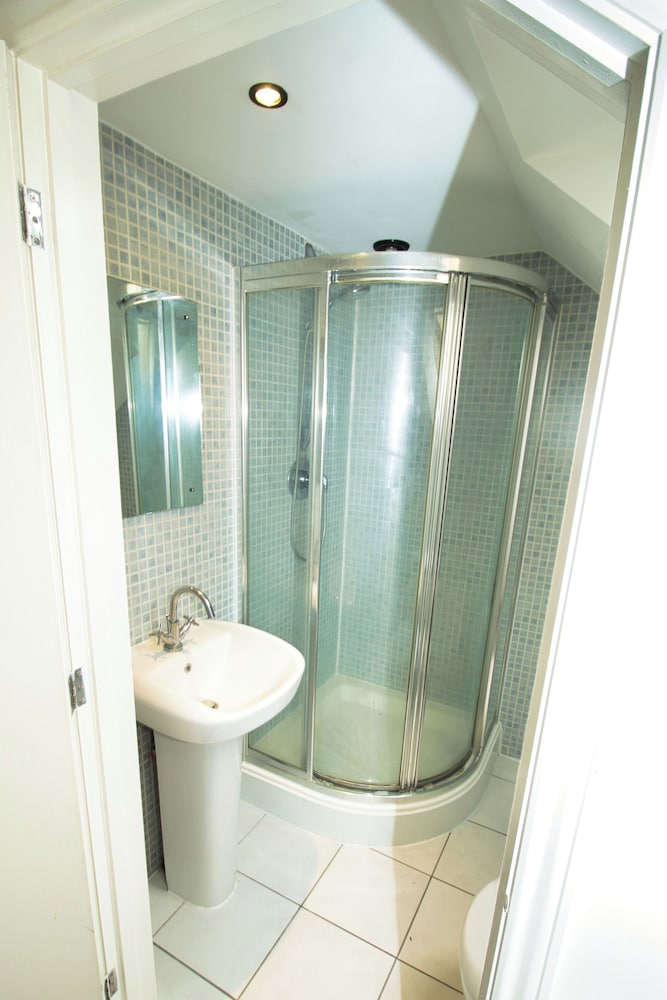 3 Bed Semi - Sleeps 5 - Parking - Pets - Garden