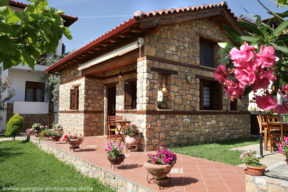 Kamares House Apartments & Studios