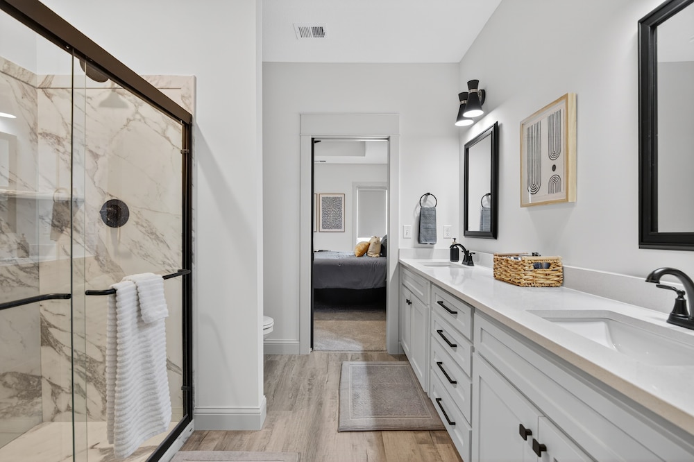 Plush & Roomy - Perfect For All Ages Near Ku & Kc 3 Bedroom Duplex