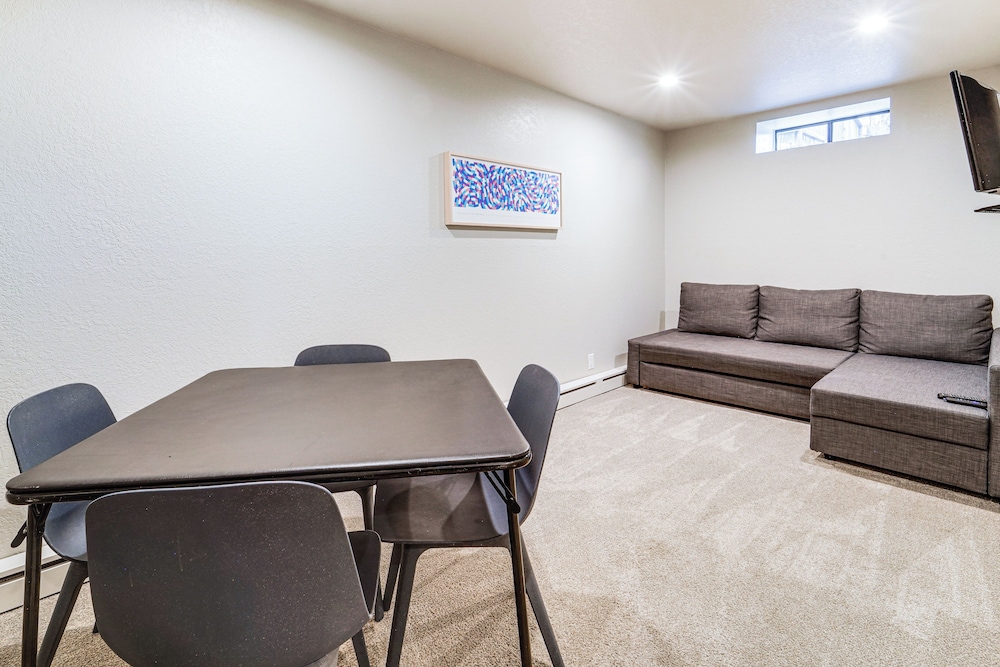 3 Mi to Diamond Peak: Mtn-view Home w/ Fireplace
