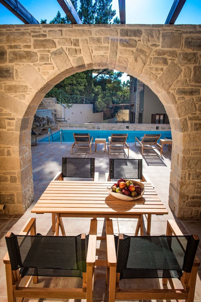 Phaistos Villas - Villa Dafne Poolside Gem