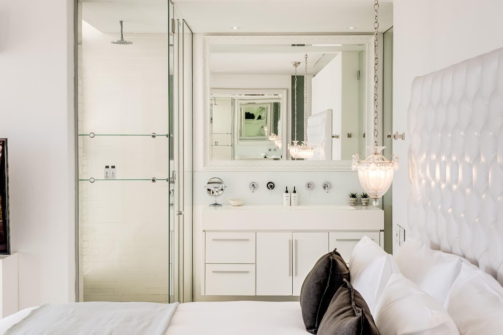 Villa Bleu Blanc in Camps Bay With Pool and Views