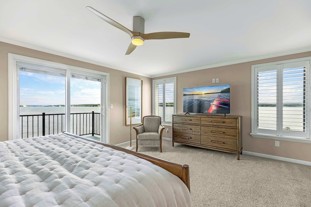 Panoramic Paradise - Lakefront Home for 15