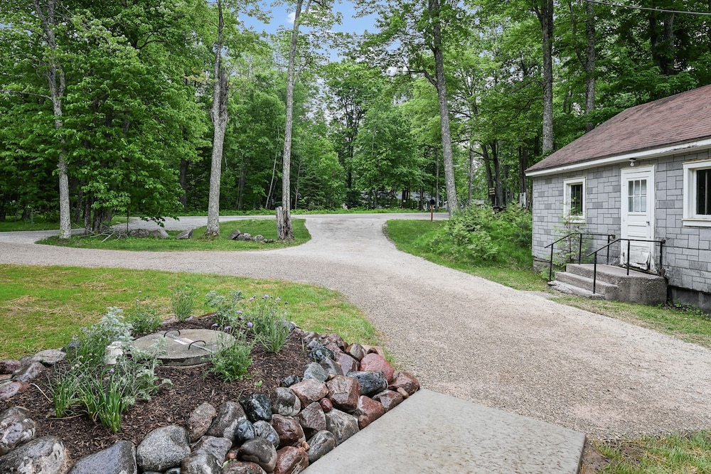 5 BR Family Hangout I Lake Views I Firepit