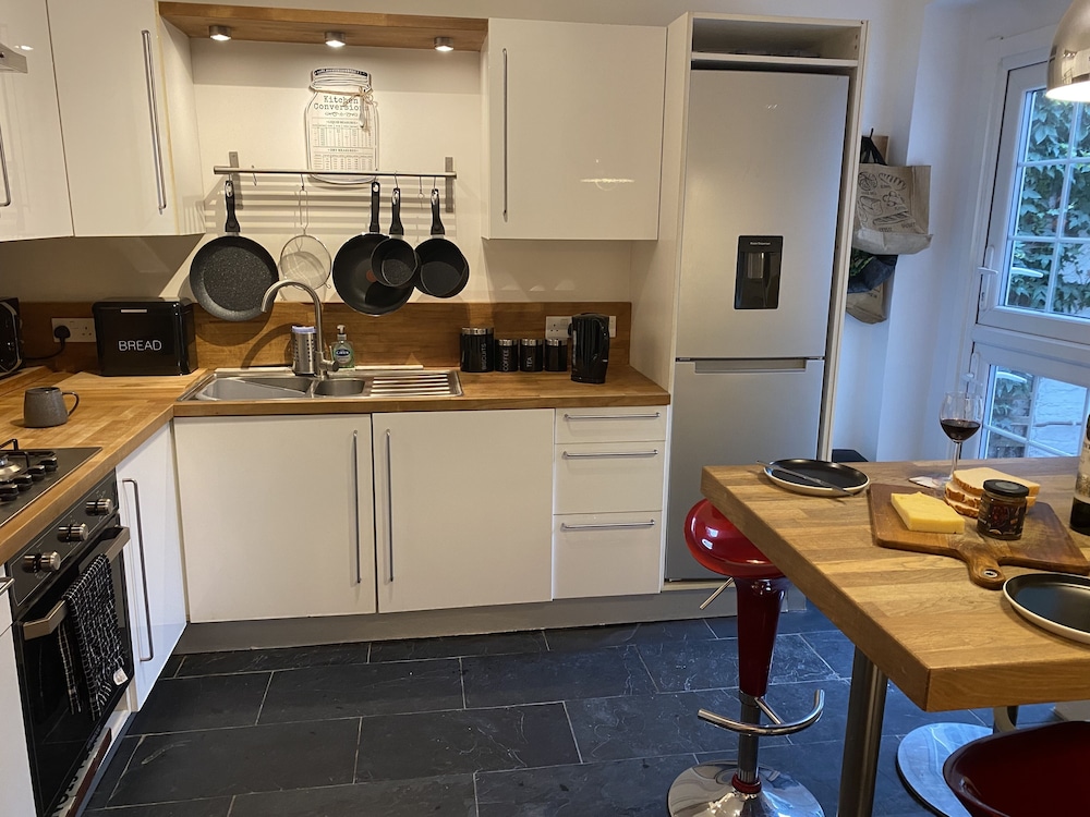 Immaculate 1-bed Apartment Near the River Thames view 5