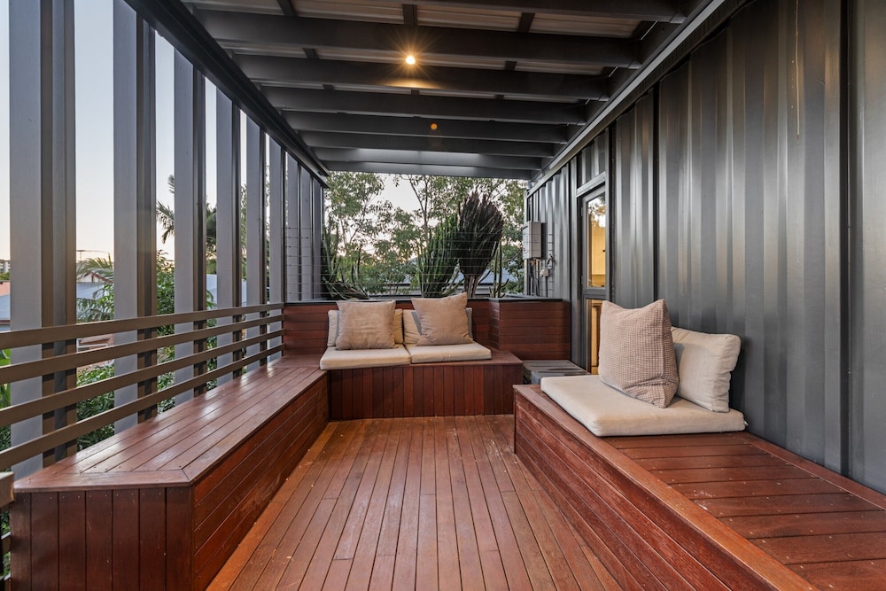 New Farm Apartment With Balcony & City Views