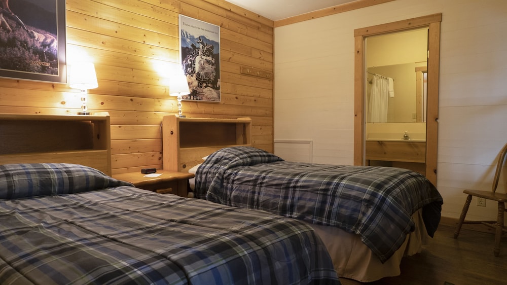 Whittaker's Motel & Historic Bunkhouse