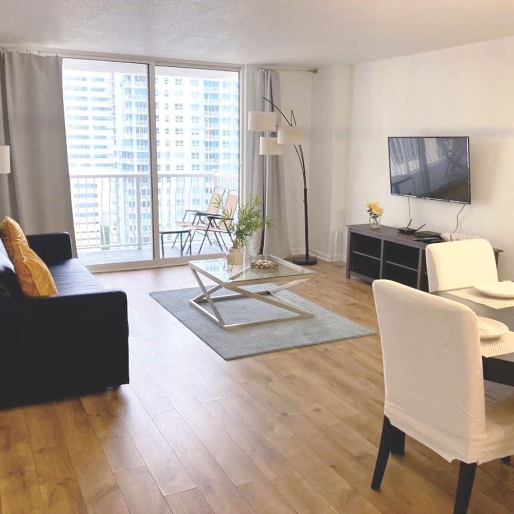 Modern 1-br Condo in Upscale Brickell Locale