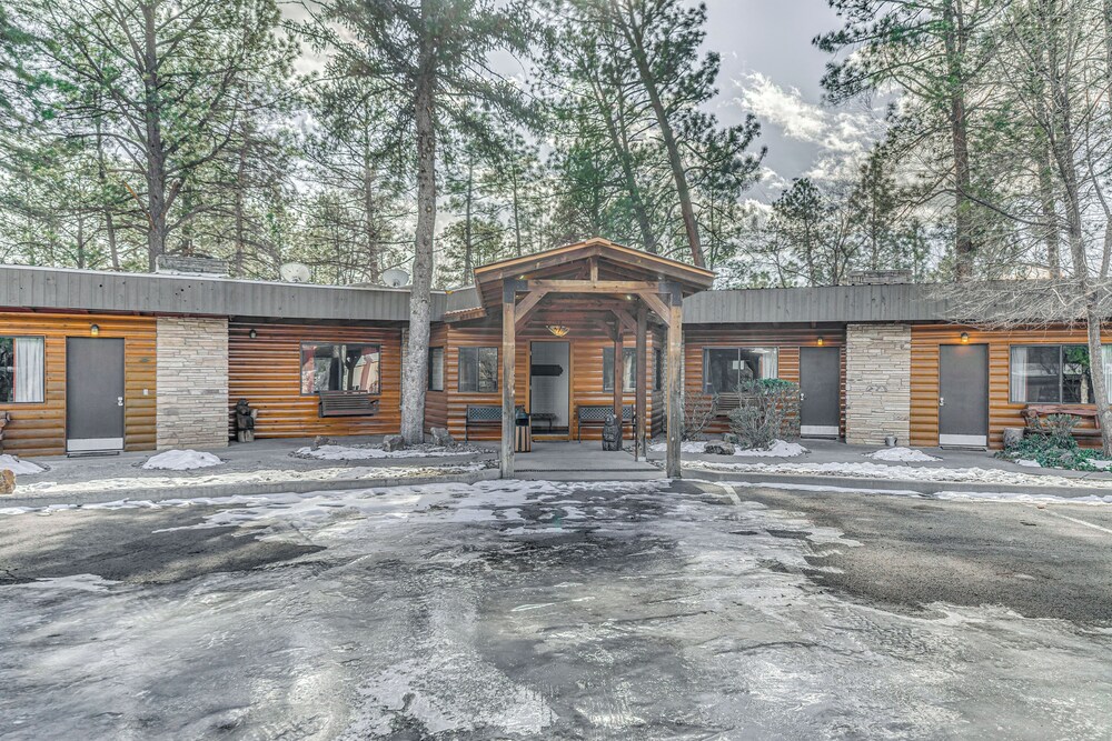 Walk to Midtown Ruidoso: Modern-rustic Cabin