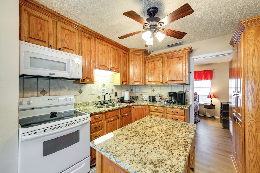 Family Home on Lake Bridgeport: Pets Welcome!