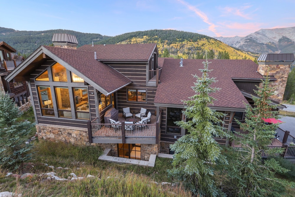 Incredible Executive Private Pet Friendly Home - LR902 by RedAwning