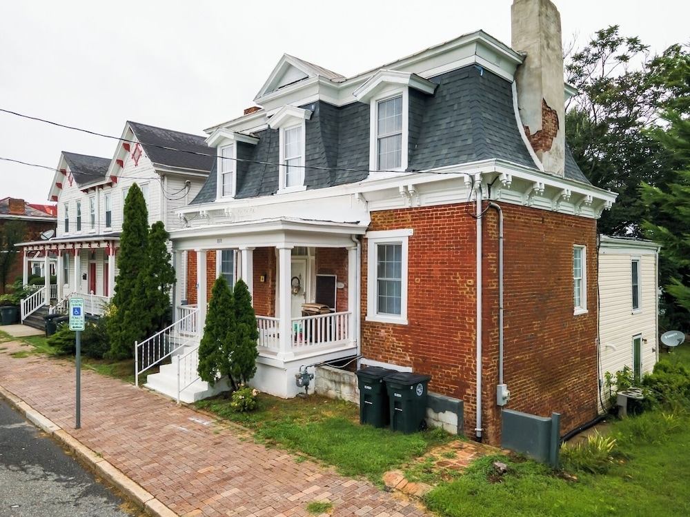 Central 4BR Historic Gem Near Colleges