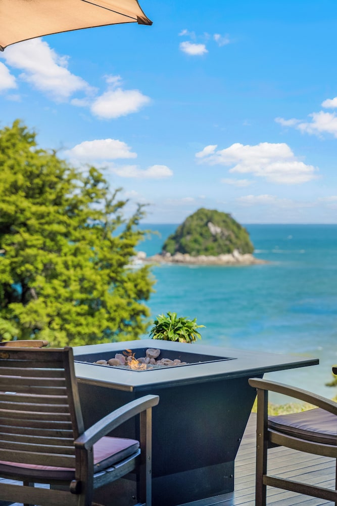 Oceanview Penthouse Suite & Beach Access